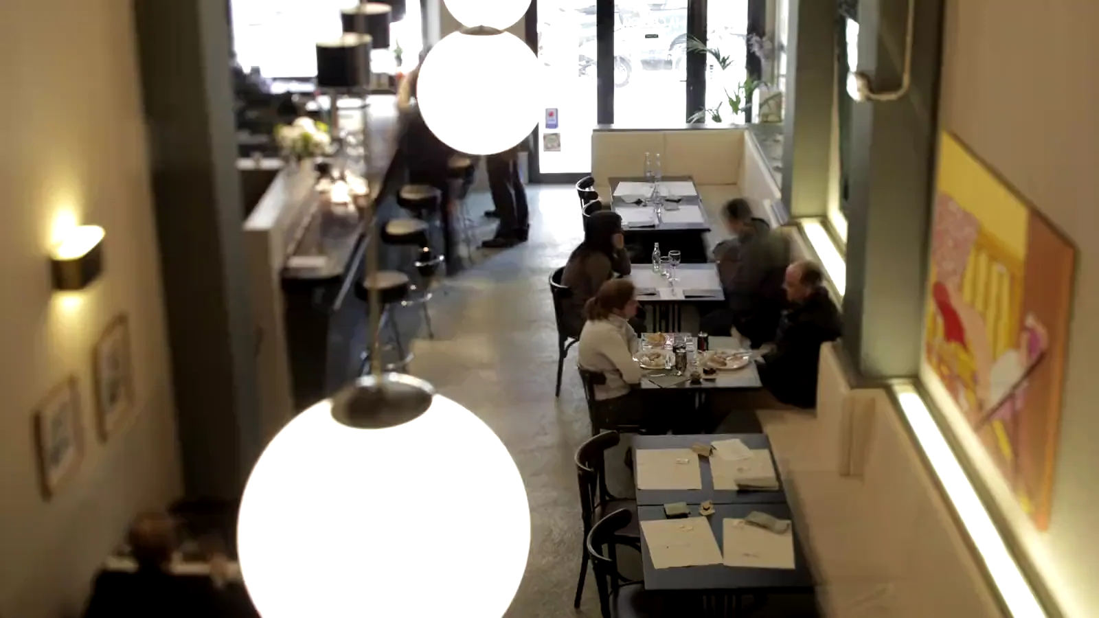 Sala di un ristorante che si riempie di clienti nel corso della serata
