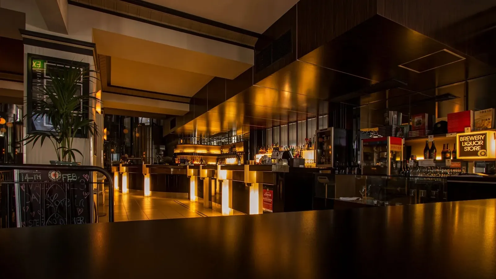 Sala di un ristorante vuota a inizio serata